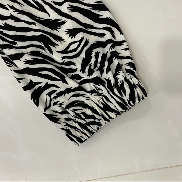 NWT Halogen Feather Tiger Banded Sleeve Knit Blouse white and black size Medium - Picture 2 of 10